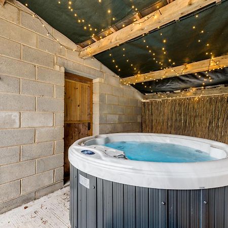Central Malham, Sleeps 2, Private Hot Tub, Yoga Studio Extérieur photo